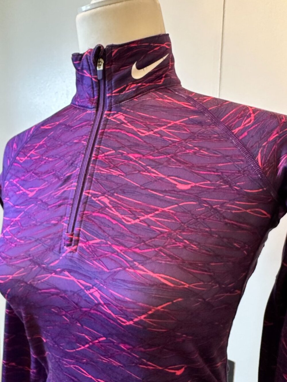 Nike Woman's Combat Pro Therma Fit Pullover Top Purple & Pink XS